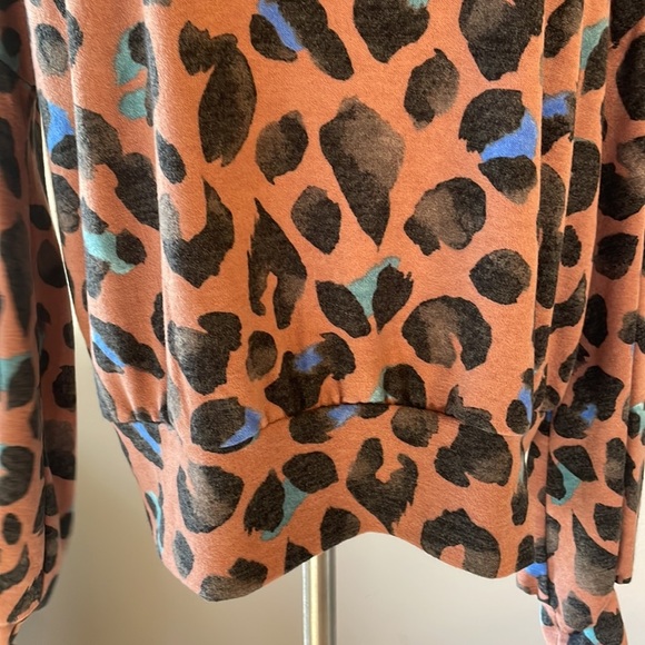 NWT ADORA animal print SOFT COZY fleece knit top accent buttons boat neck M - Picture 6 of 9